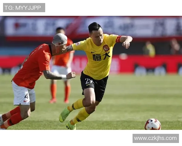 广州恒大与柏太阳神对决球迷热议赛场表现与裁判判罚